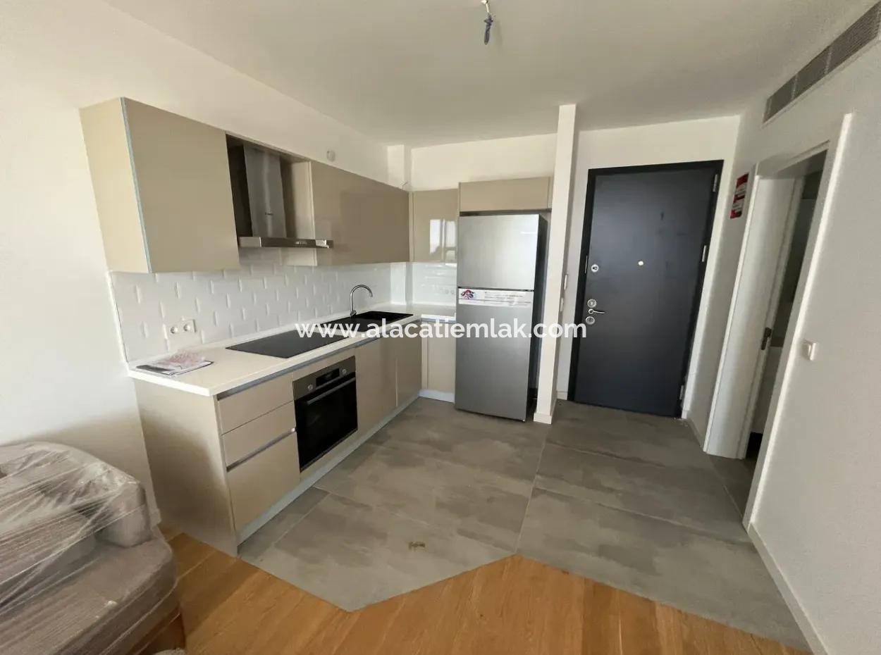 Deniz Manz In Der Lagerstätte Çeşme Ayasaranda. Garten Zu Verkaufen 1 1 Wohnung