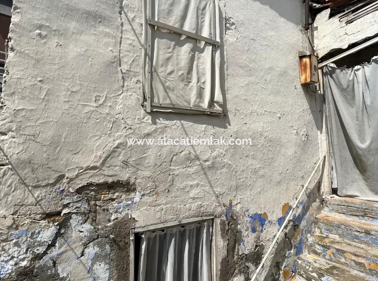 Altes Steinhaus Ganz In Der Nähe Des Rades Im Zentrum Von Cesme