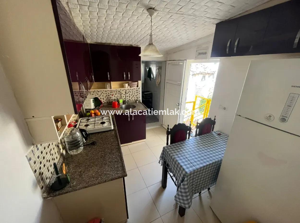 Altes Steinhaus Ganz In Der Nähe Des Rades Im Zentrum Von Cesme