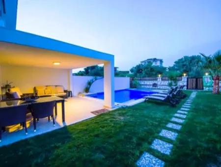 Villa Mit Pool Zu Vermieten Im August Ganz In Der Nähe Von Ayayorgi In Çeşme