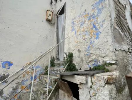 Altes Steinhaus Ganz In Der Nähe Des Rades Im Zentrum Von Cesme