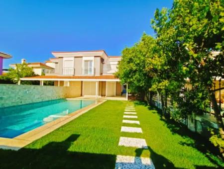 Alacati Çamlik Road Monatliche Miete Pool 4 1 Villa