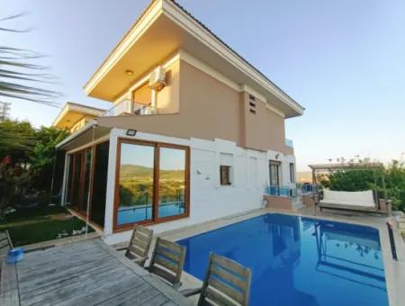 Saisonale Villa Zur Miete Mit Freistehendem Pool In Cesme Alacati