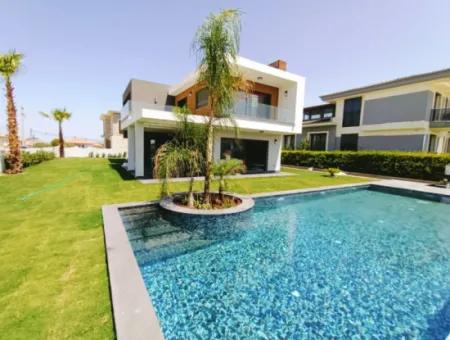 Ultra Luxuriöse Villa Mit Freistehendem Pool In Çeşme Fenerburnu