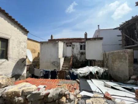 Altes Steinhaus Ganz In Der Nähe Des Rades Im Zentrum Von Cesme