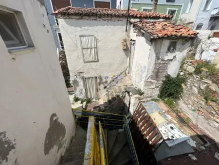 Altes Steinhaus Ganz In Der Nähe Des Rades Im Zentrum Von Cesme