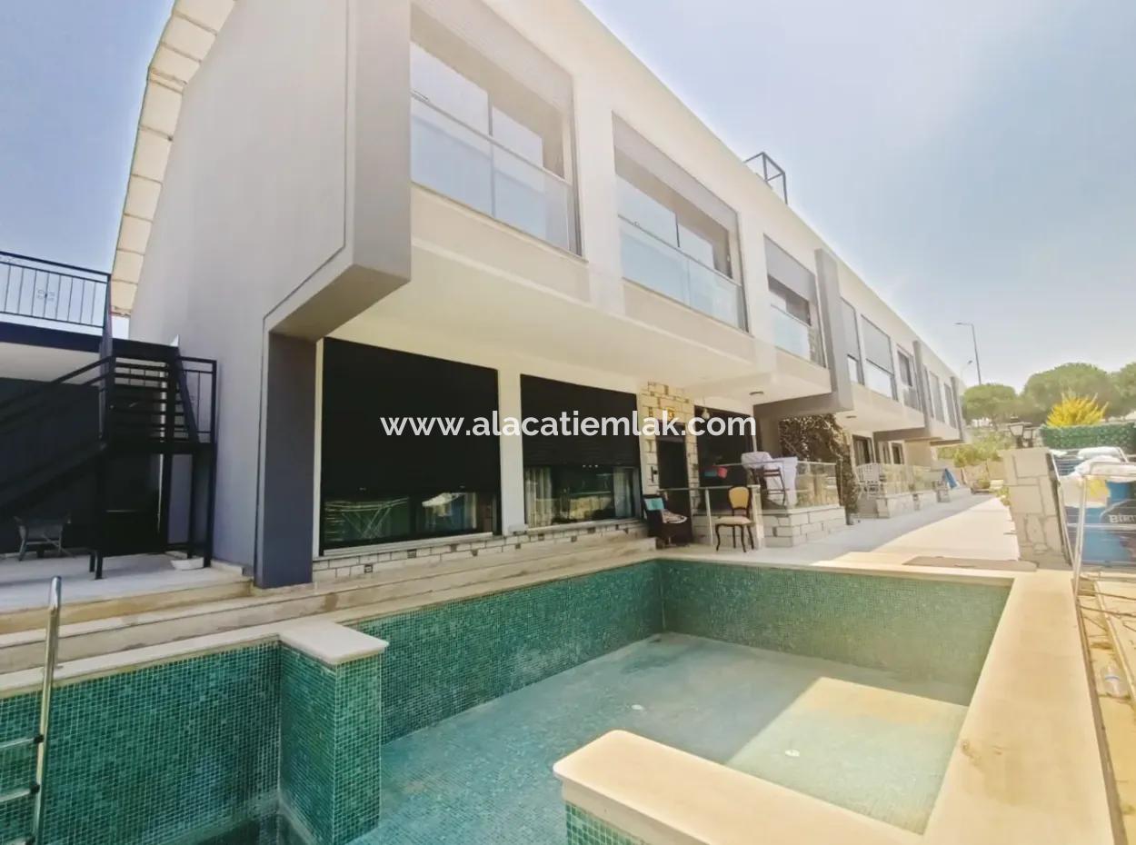 Apartment For Sale In Çeşme Ilicada Walking Distance To The Sea