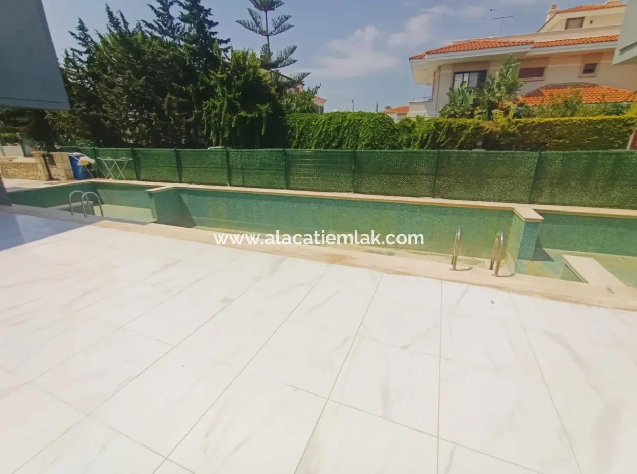 Apartment For Sale In Çeşme Ilicada Walking Distance To The Sea
