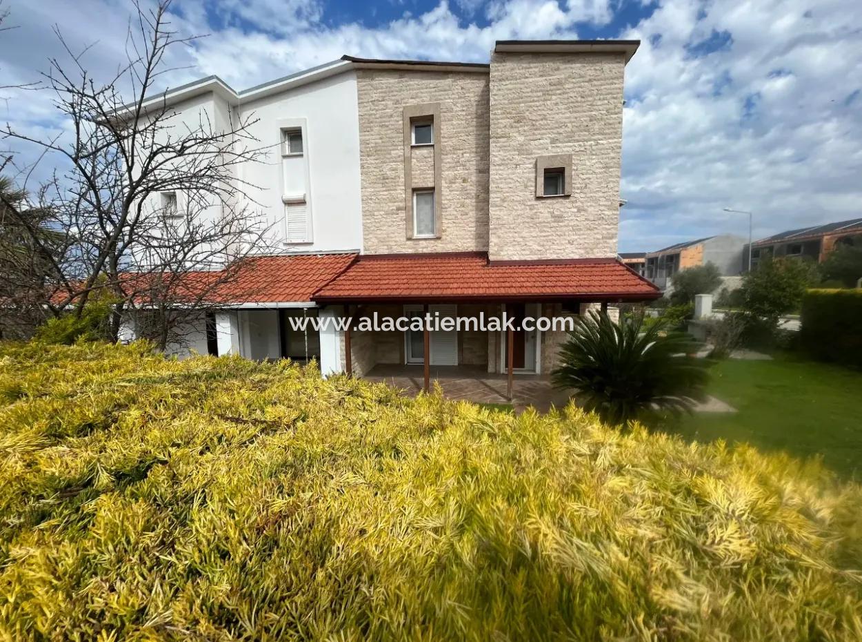 4 1 Villa For Sale With Garden In Çeşme Dalyan