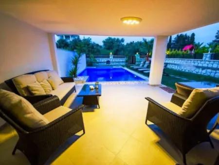 Villa With Pool For Rent In August Very Close To Ayayorgi In Çeşme