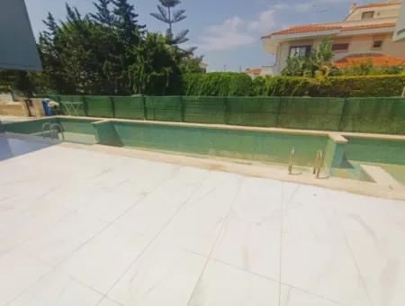 Apartment For Sale In Çeşme Ilicada Walking Distance To The Sea