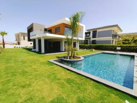 Ultra Luxurious Villa With Detached Pool In Çeşme Fenerburnu