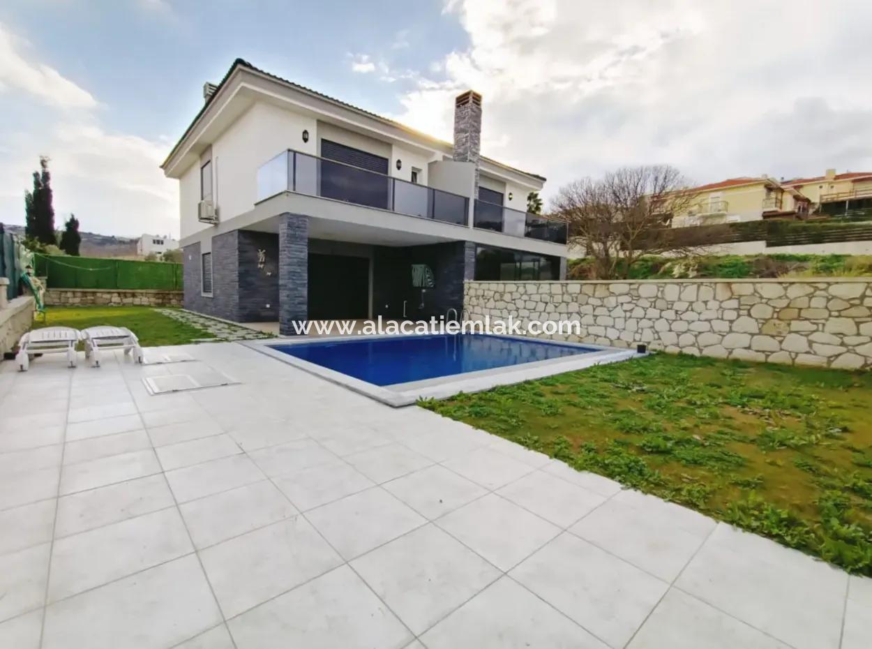 Çeşme Boyalık Plajına 600 M. Sezonluk Kiralık Havuzlu Villa