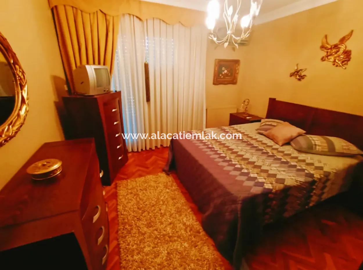 Çeşme Ilıca'da Oteller Bölgesinde Sezonluk Eşyalı Kiralık Villa