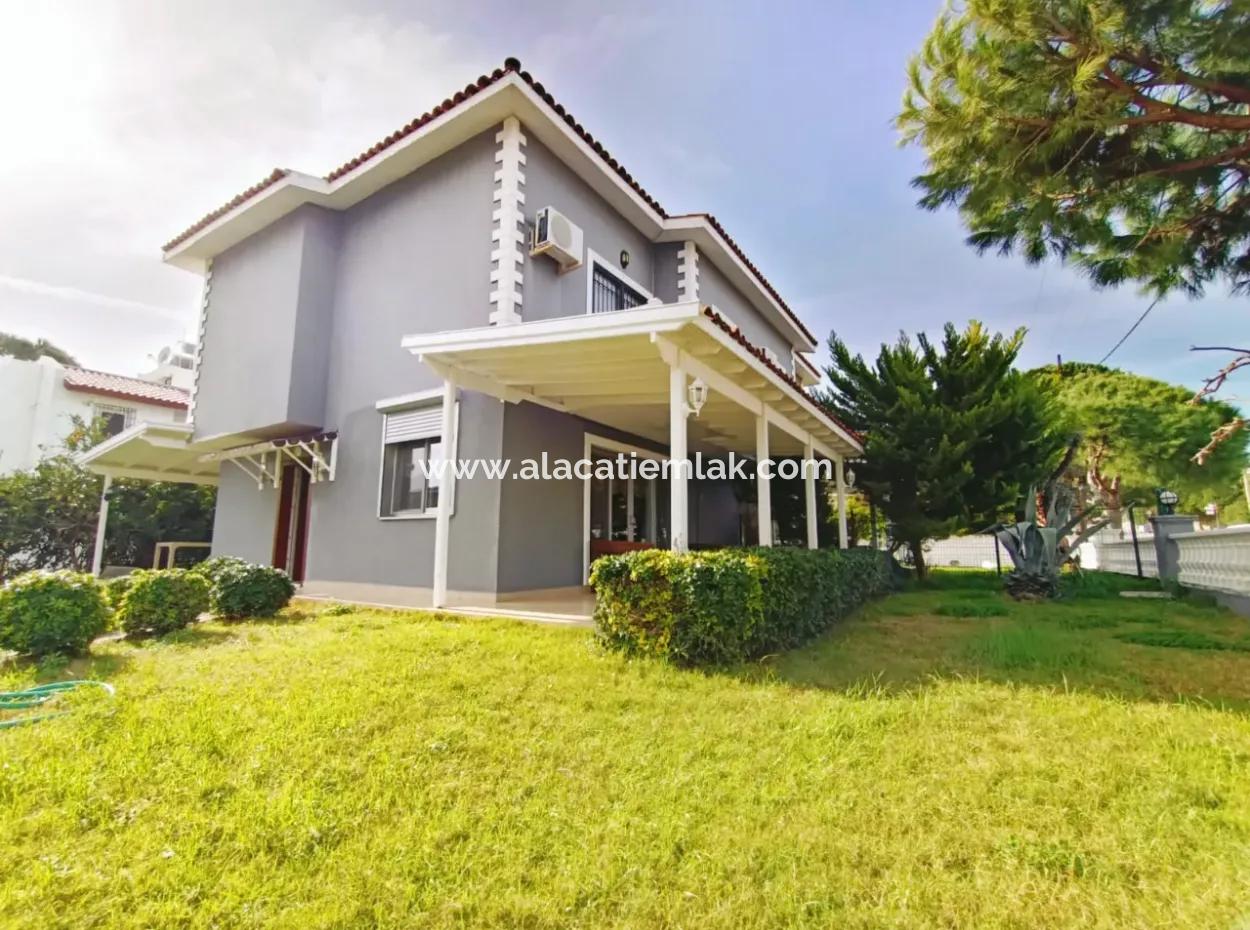 Çeşme Ilıca'da Oteller Bölgesinde Sezonluk Eşyalı Kiralık Villa