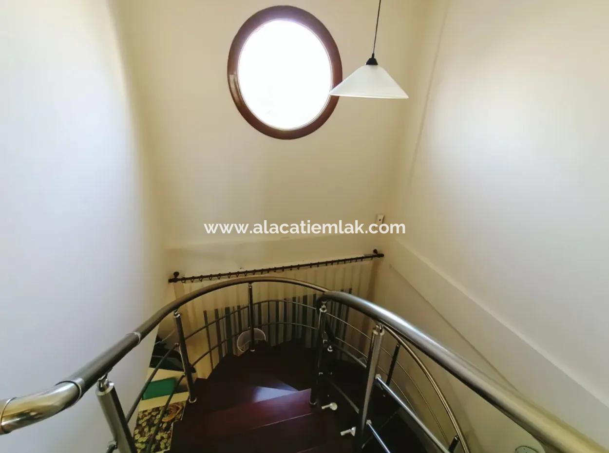 Alaçatı'da Sezonluk Kiralık 4+1 Müstakil Havuzlu Villa