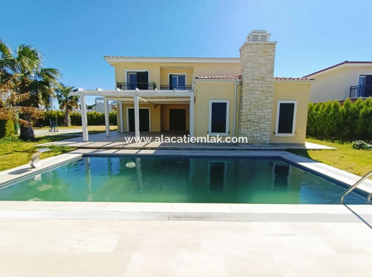 cesme ilica da satilik havuzlu villa