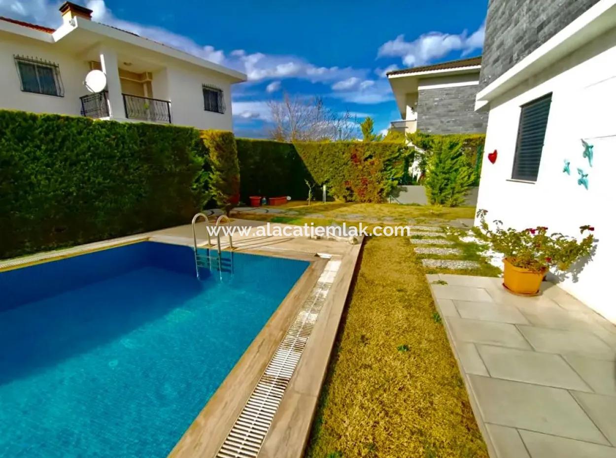 Çeşme Ilıca'da Müstakil Havuzlu Satılık Villa