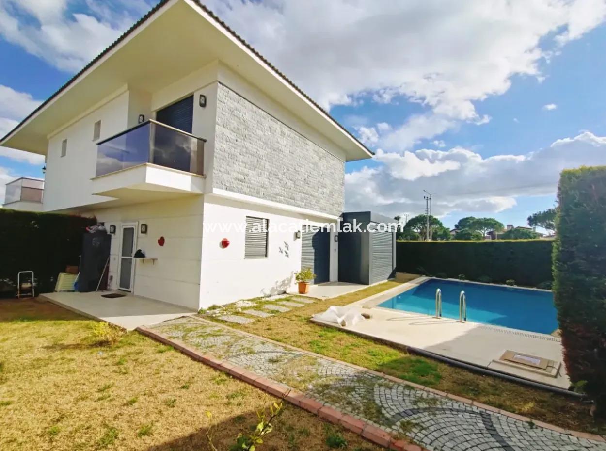 Çeşme Ilıca'da Müstakil Havuzlu Satılık Villa