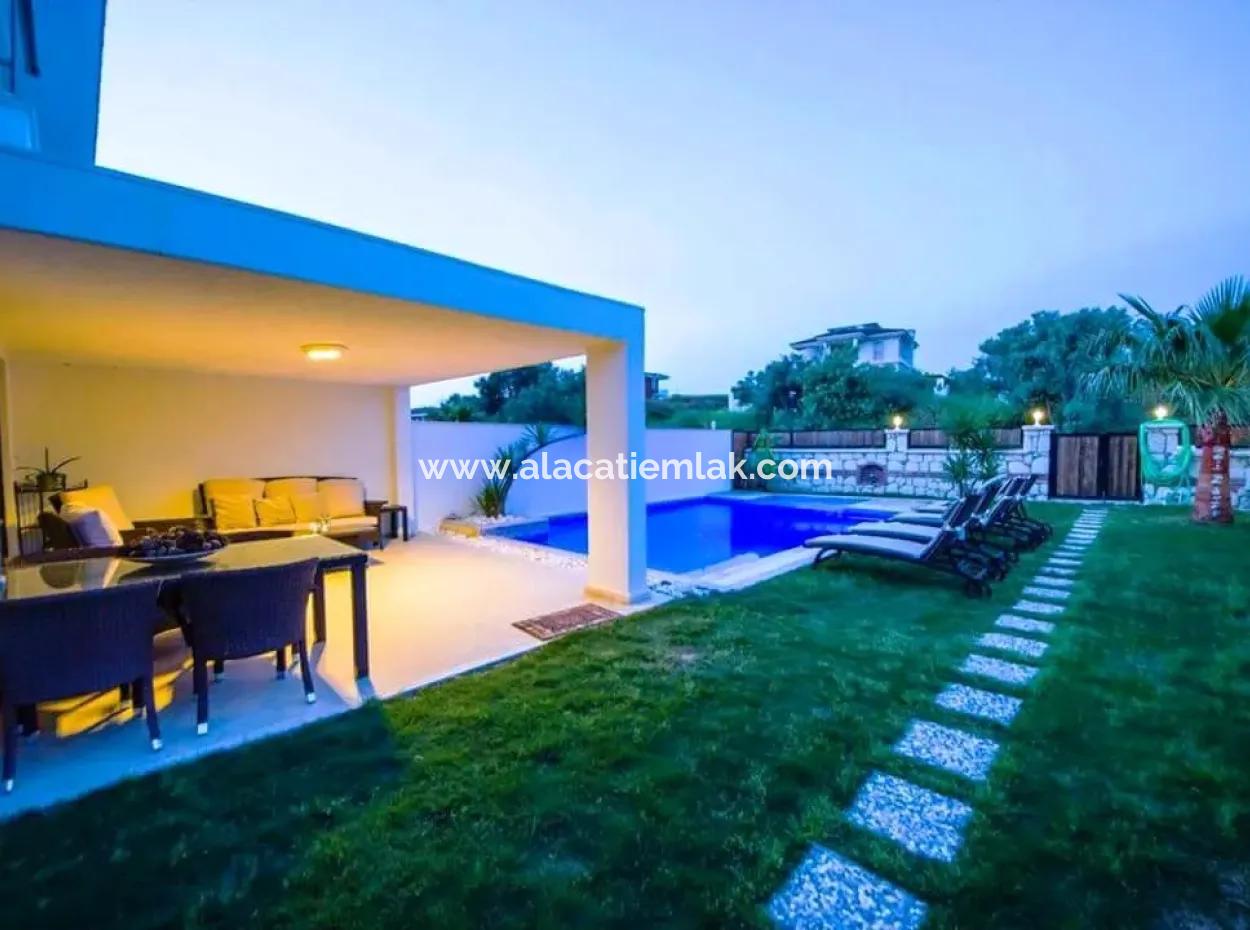 Çeşme'de Ayayorgi'ye Çok Yakın Ağustos Ayı Kiralık Havuzlu Villa