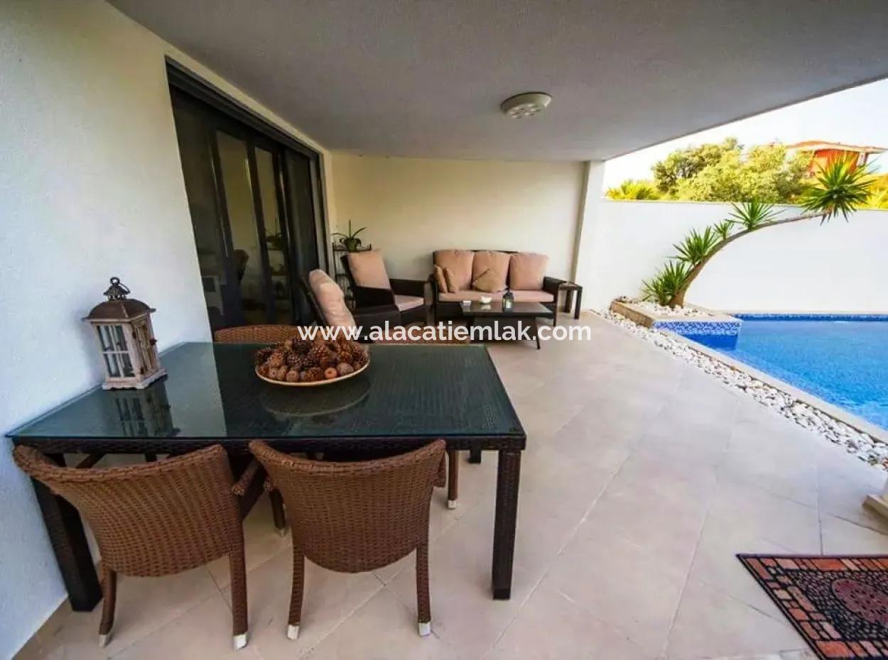 Çeşme'de Ayayorgi'ye Çok Yakın Ağustos Ayı Kiralık Havuzlu Villa