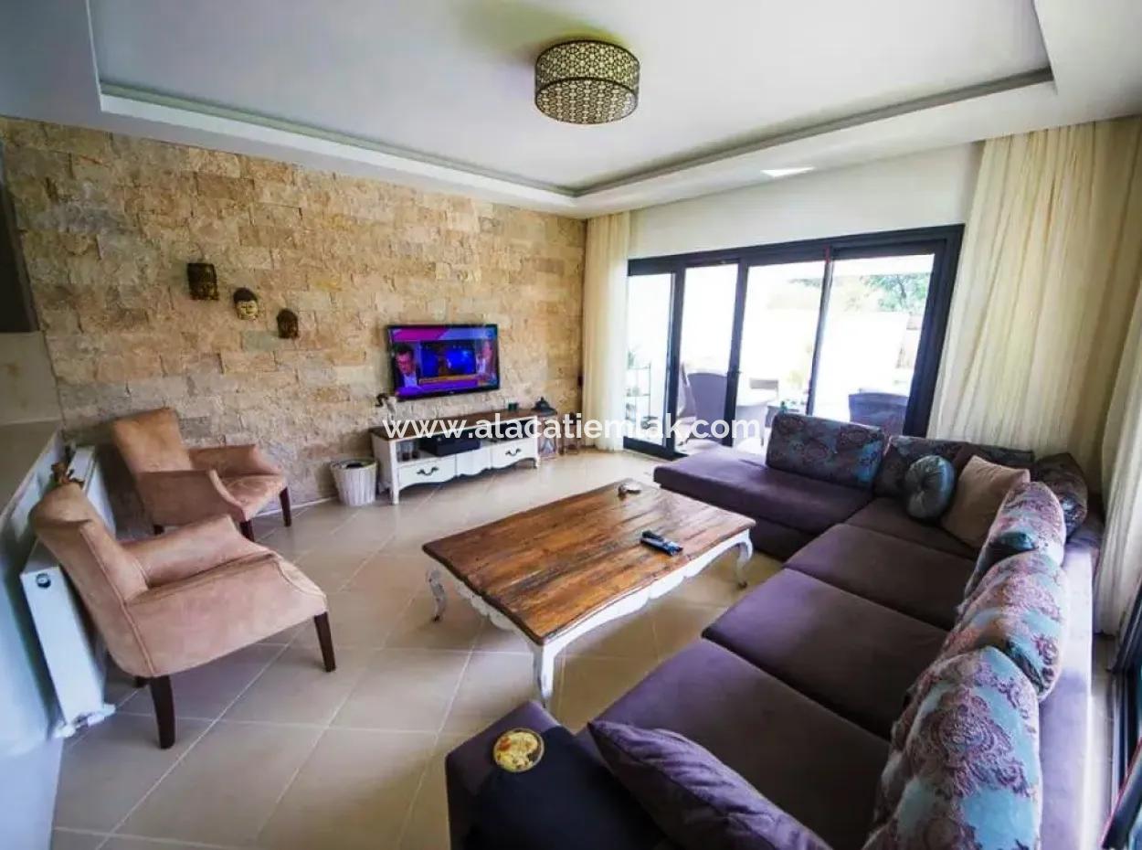 Çeşme'de Ayayorgi'ye Çok Yakın Ağustos Ayı Kiralık Havuzlu Villa