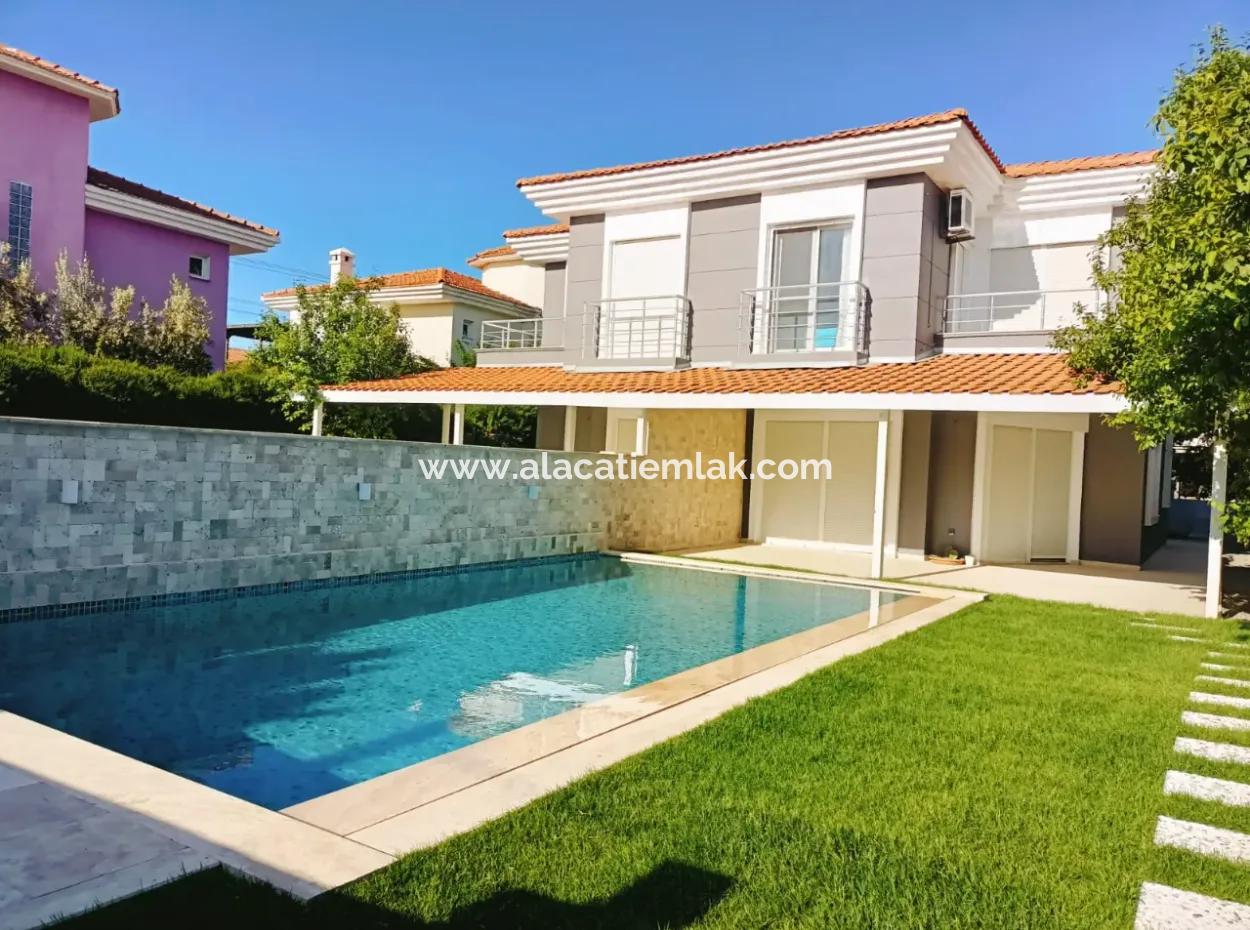 Alaçatı Çamlık Yolda Aylık Kiralık Müstakil Havuzlu 4+1  Villa