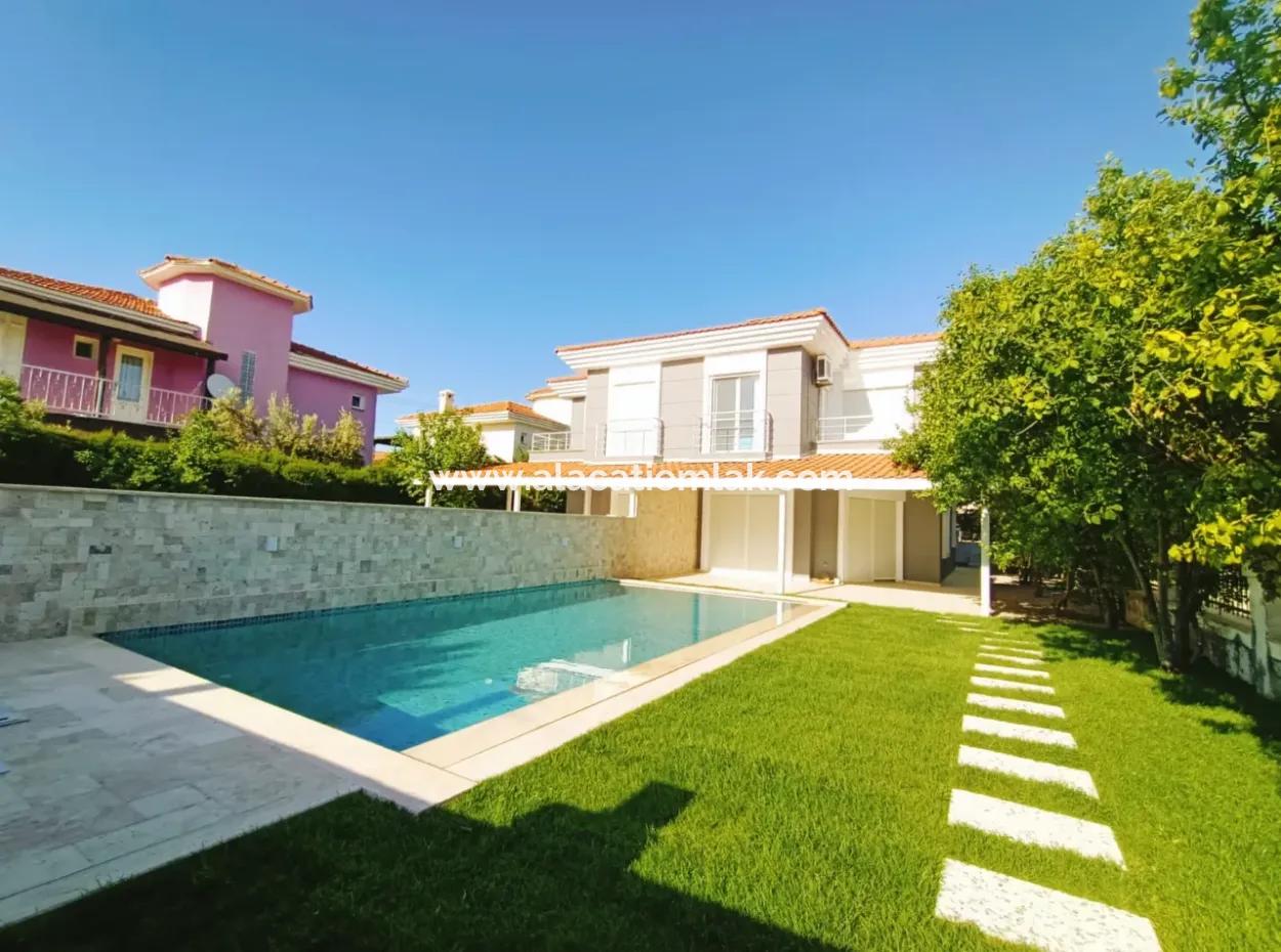 Alaçatı Çamlık Yolda Aylık Kiralık Müstakil Havuzlu 4+1  Villa