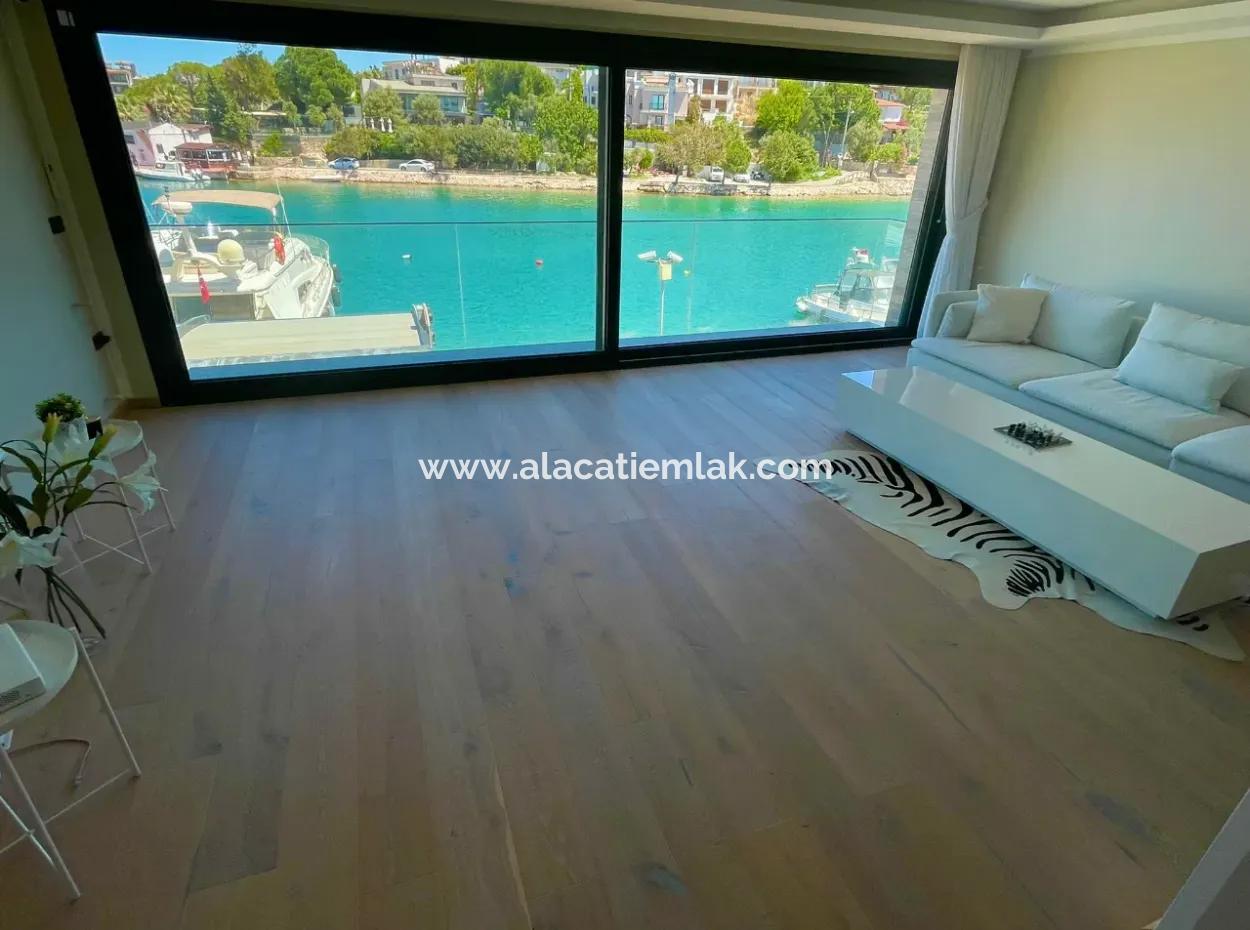 Çeşme Dalyan'da Denize Sıfır Deniz Manzaralı Dublex Daire