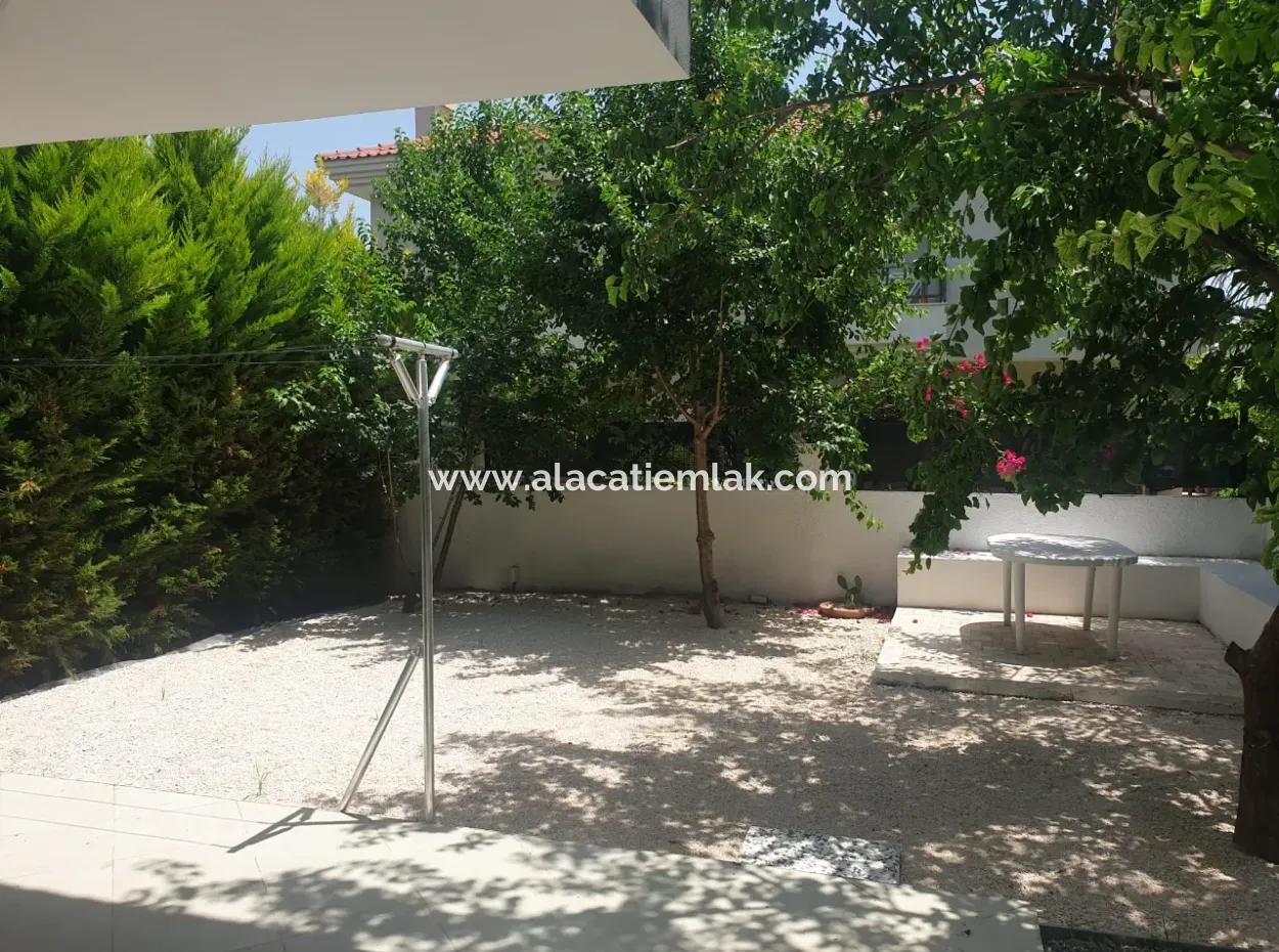 Alaçatı Çamlık Yolda Aylık Kiralık Müstakil Havuzlu 4+1  Villa