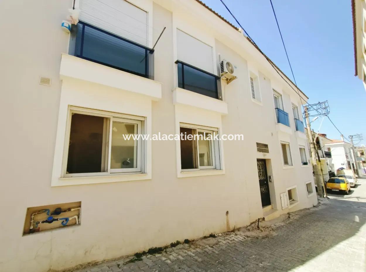 Çeşme Merkezde Çarşıya Yakın 2+1 Zemin Kat Teraslı Daire