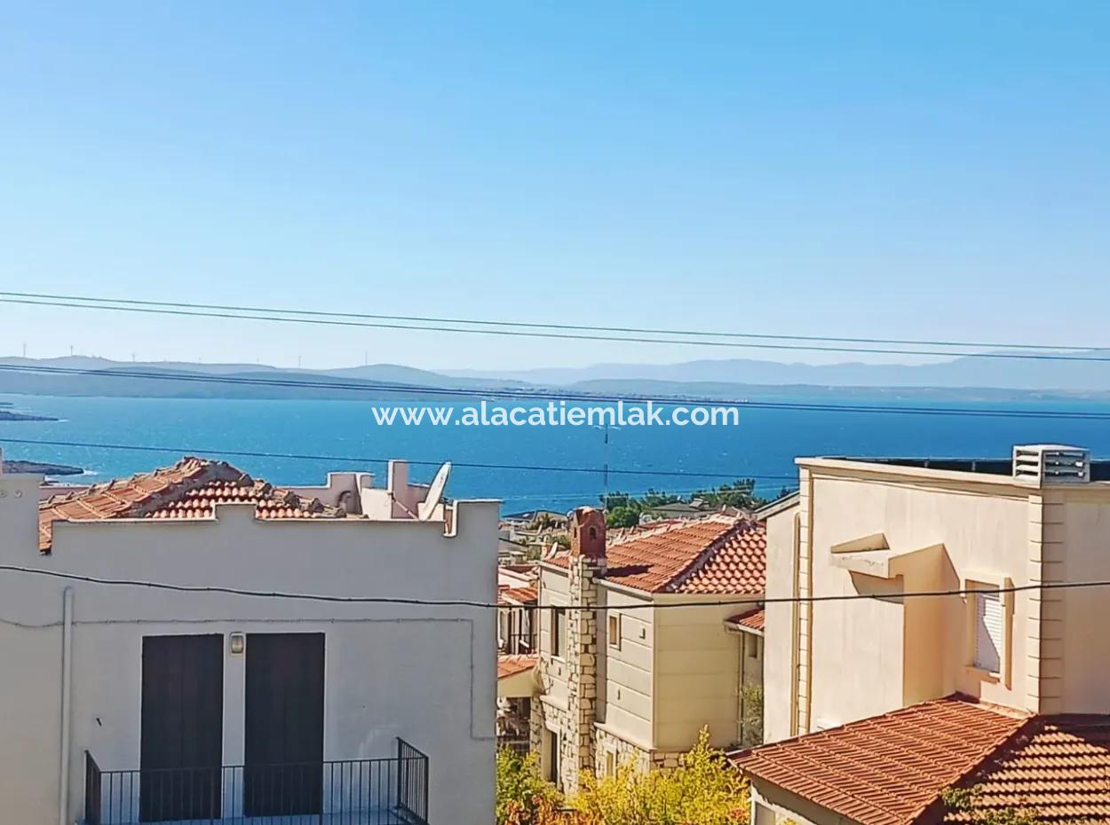 Çeşme'de Deniz Görür Satılık 3+1 Tam Müstakil Villa