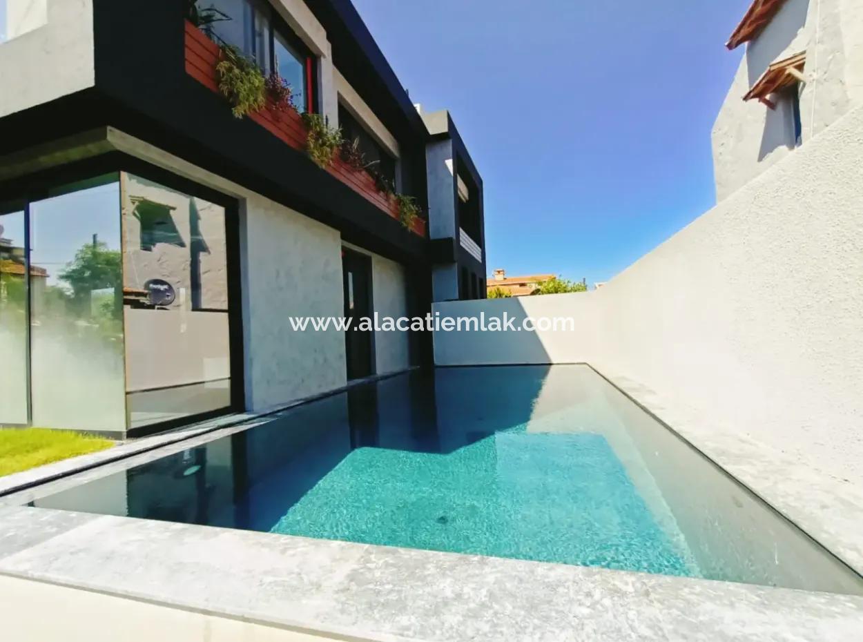 Çeşme Alaçatı'da Satılık Tek Müstakil Havuzlu Sıfır Villa