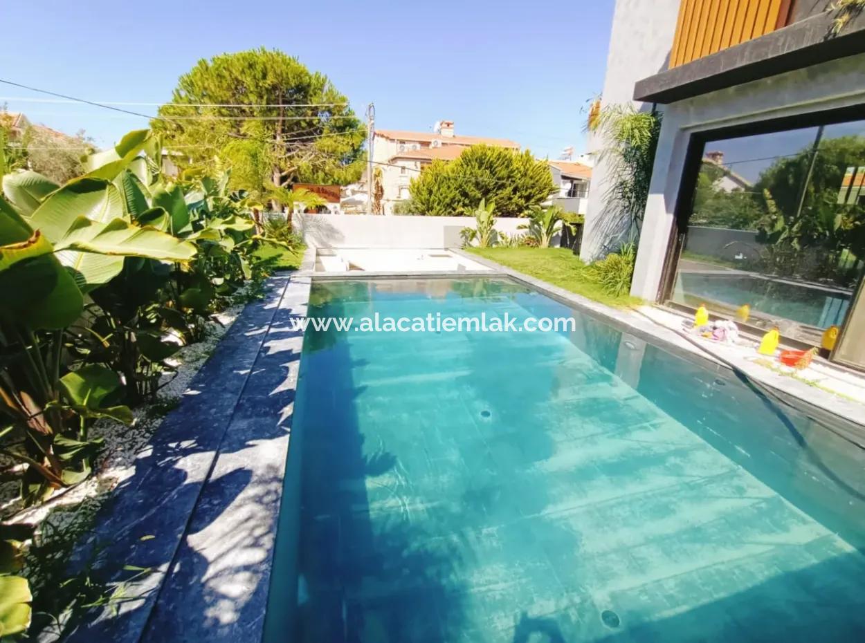 Çeşme Alaçatı'da Satılık Tek Müstakil Havuzlu Sıfır Villa