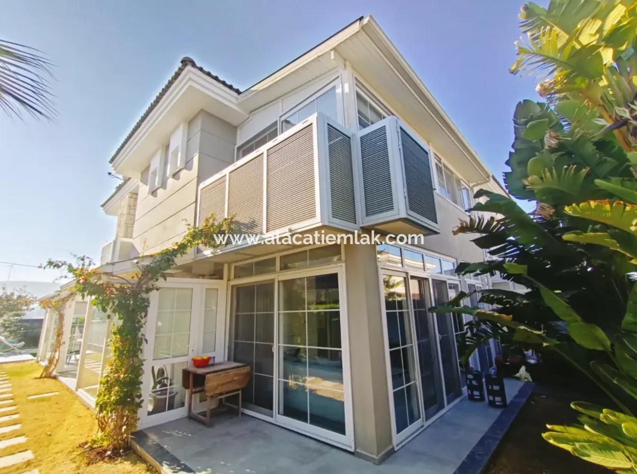 Çeşme Alaçatı'da Satılık Müstakil Havuzlu Villa