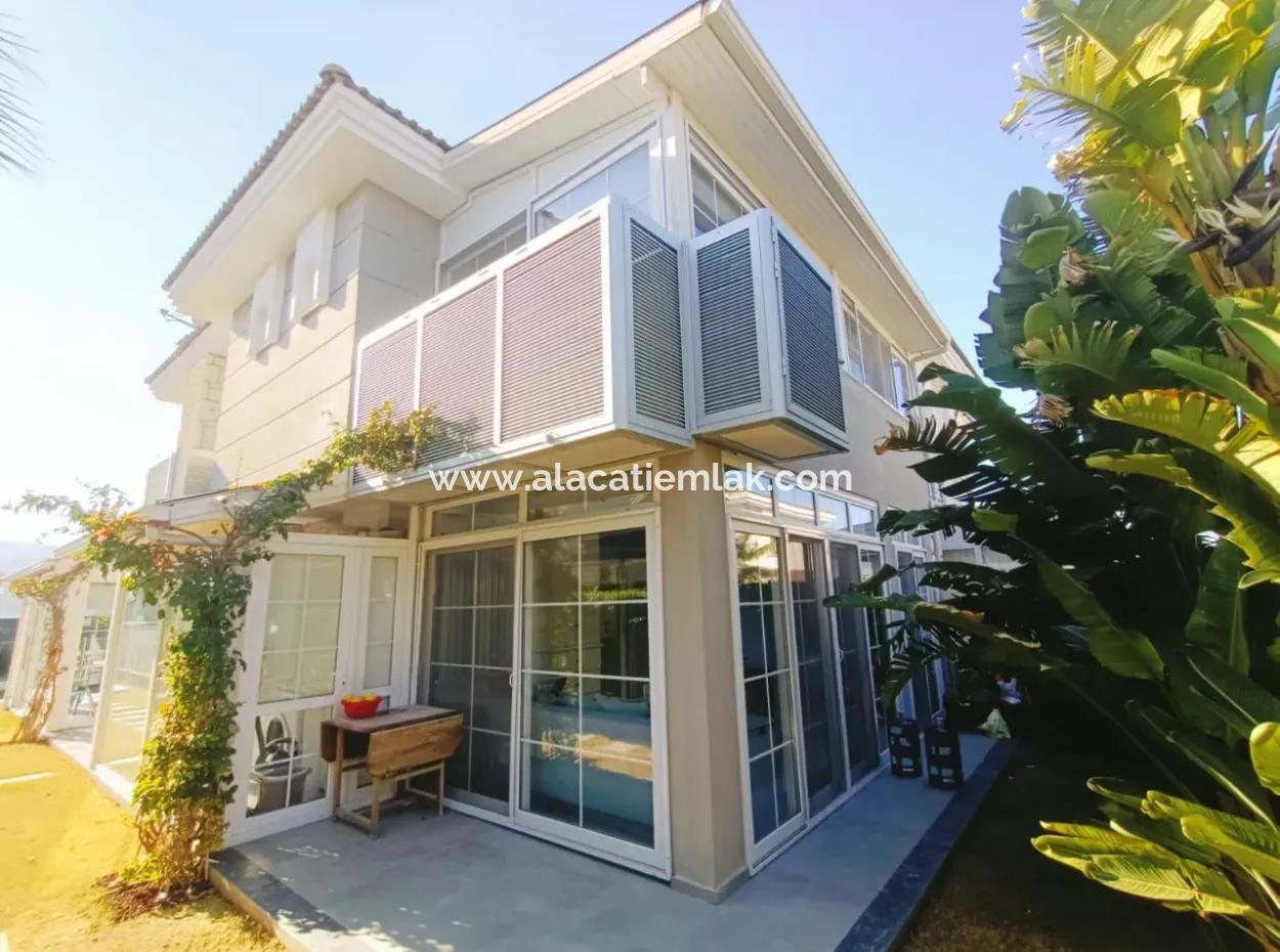 Çeşme Alaçatı'da Satılık Müstakil Havuzlu Villa