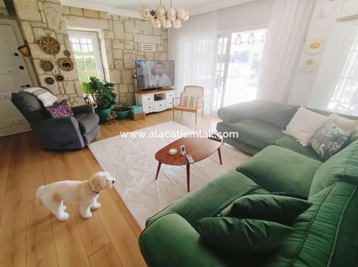 Çeşme Alaçatı'da Satılık Müstakil Havuzlu Villa