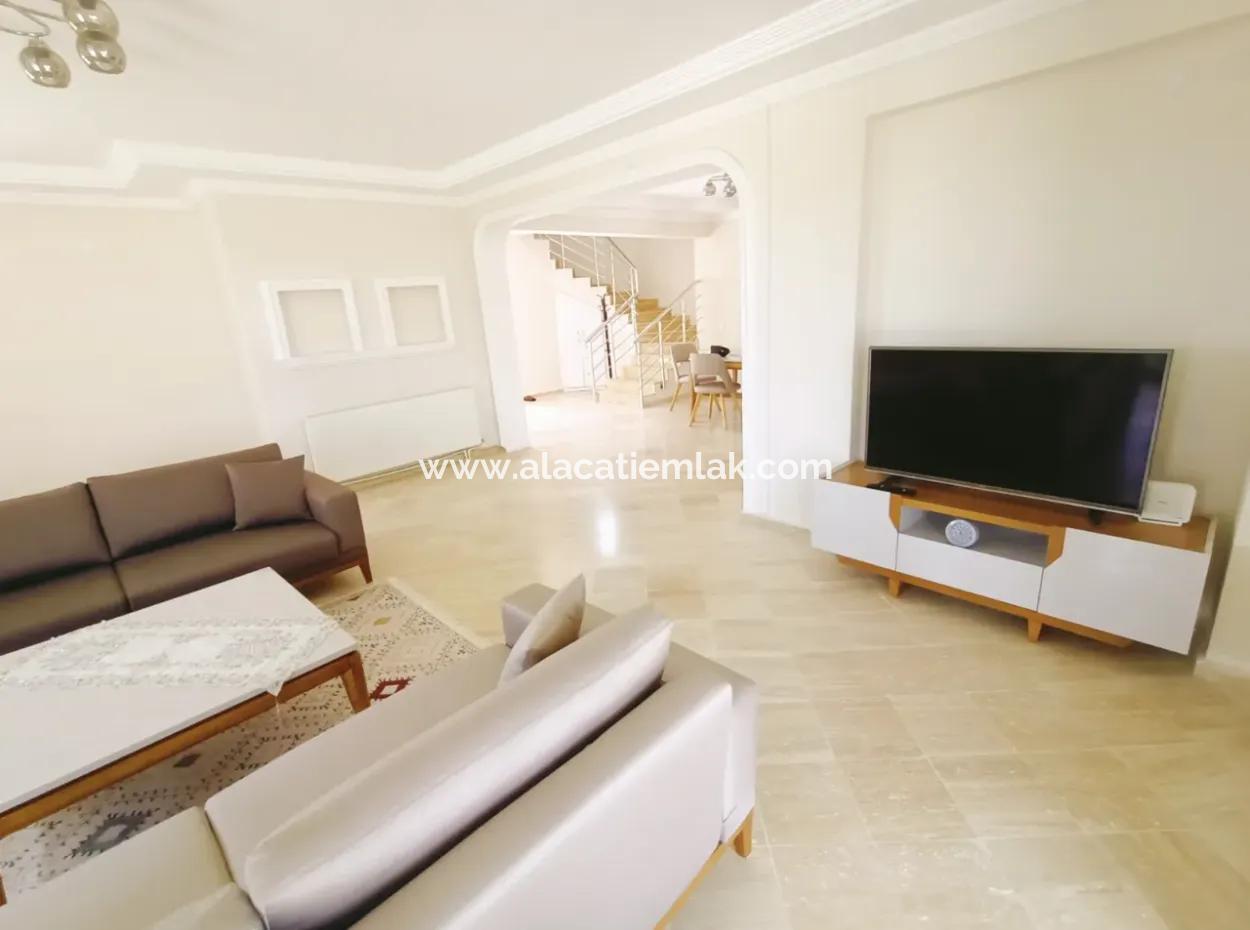 Çeşme Mamurbaba'da Yıllık Kiralık 4+1 Müstakil Havuzlu Villa