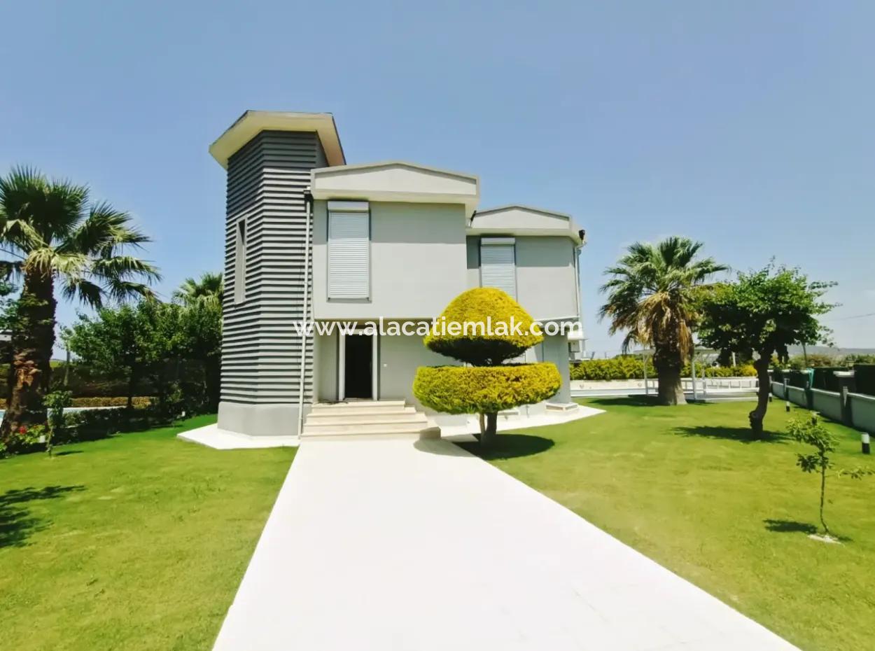 Çeşme Mamurbaba'da Yıllık Kiralık 4+1 Müstakil Havuzlu Villa