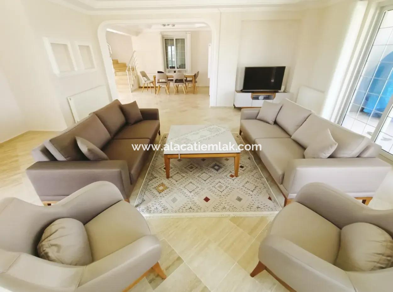 Çeşme Mamurbaba'da Sezonluk Kiralık 4+1 Müstakil Havuzlu Villa