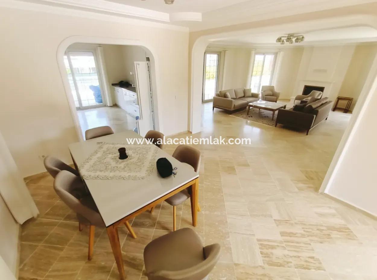 Çeşme Mamurbaba'da Sezonluk Kiralık 4+1 Müstakil Havuzlu Villa