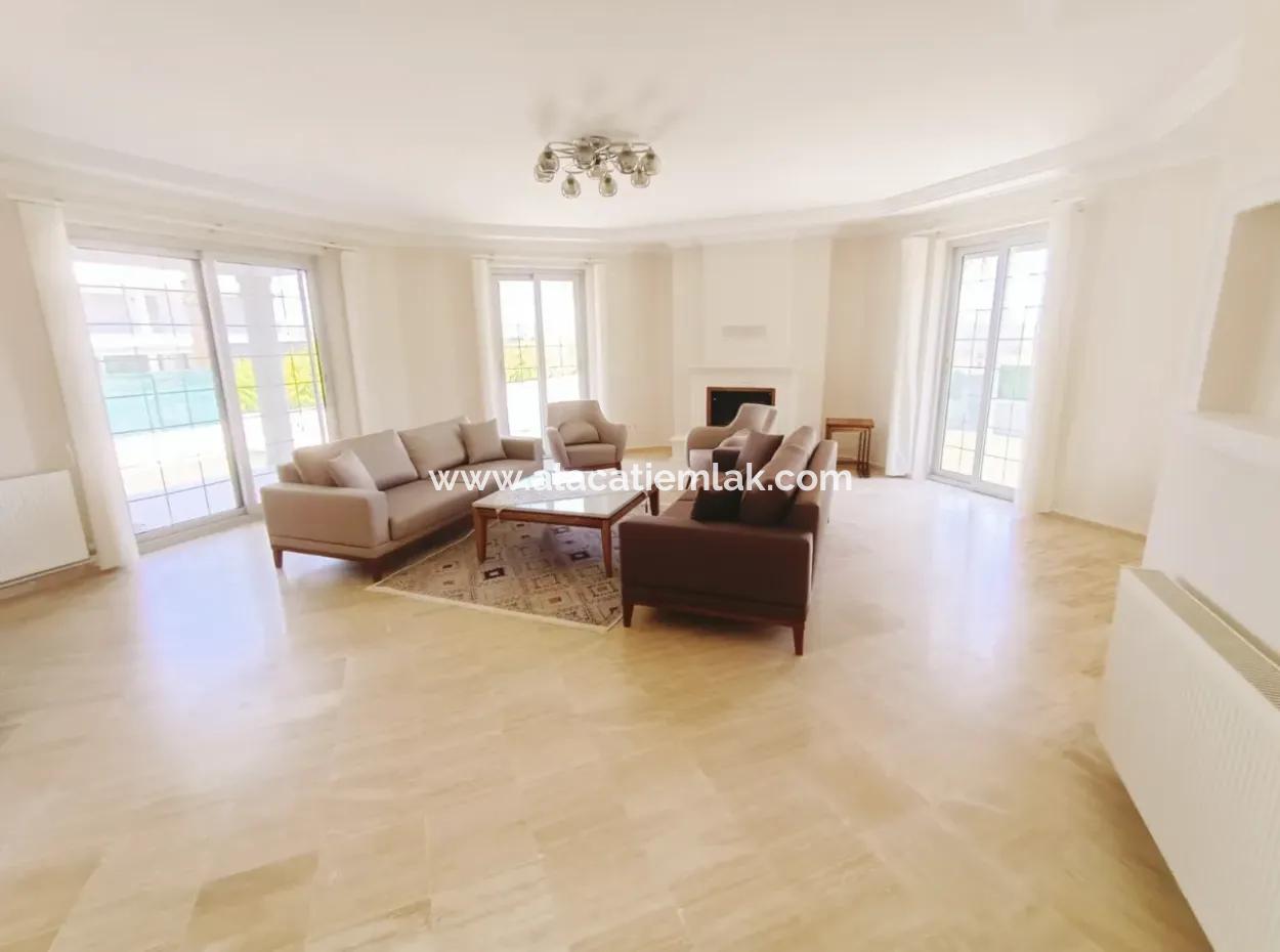 Çeşme Mamurbaba'da Sezonluk Kiralık 4+1 Müstakil Havuzlu Villa