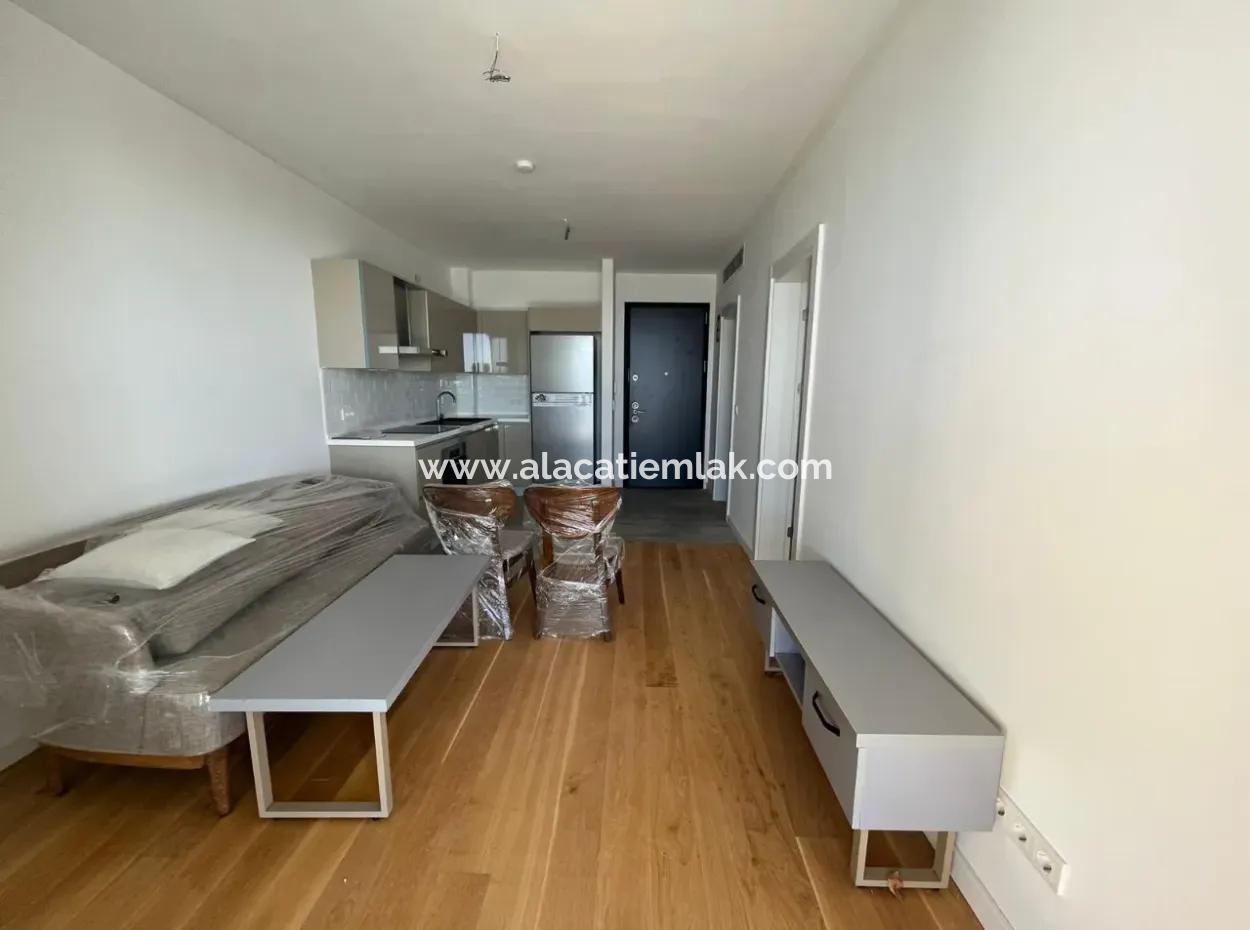 Çeşme Ayasaranda'da Sonsuzluk Havuzlu Satılık 2+1 Bahçeli Daire