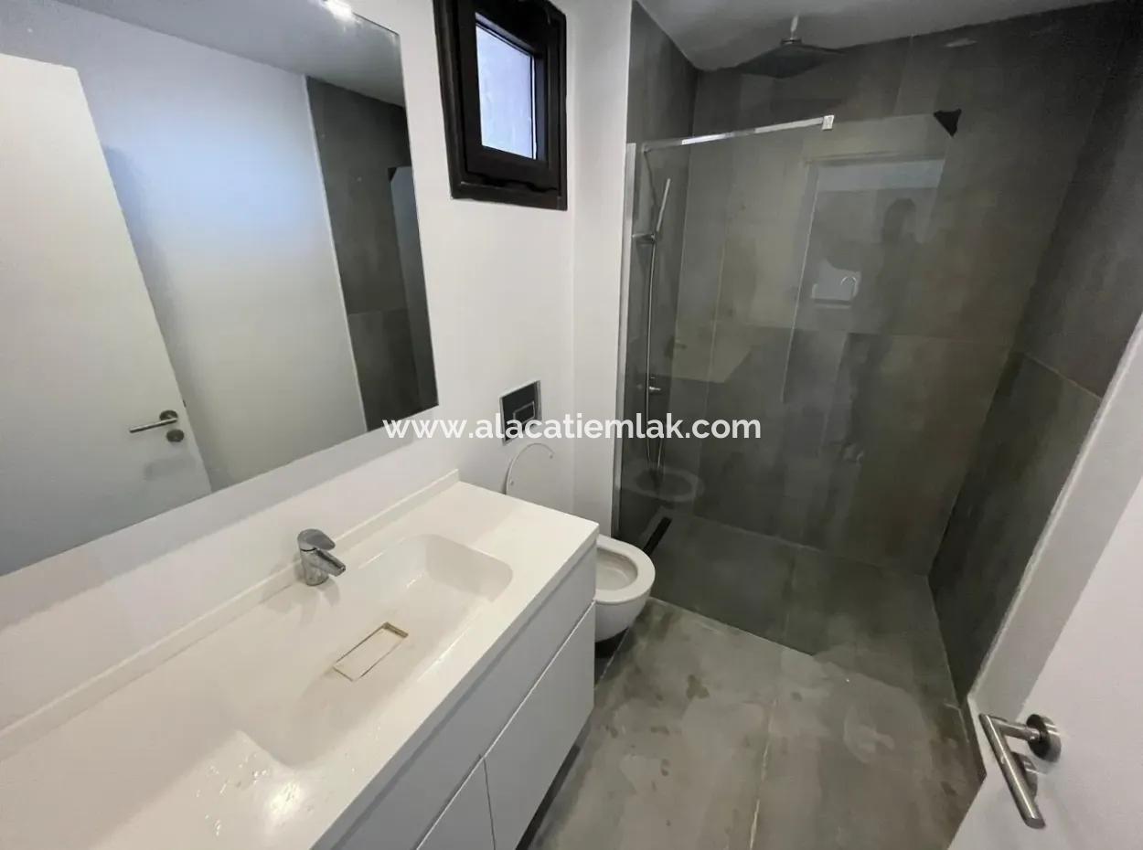 Çeşme Ayasaranda'da Sonsuzluk Havuzlu Satılık 2+1 Bahçeli Daire