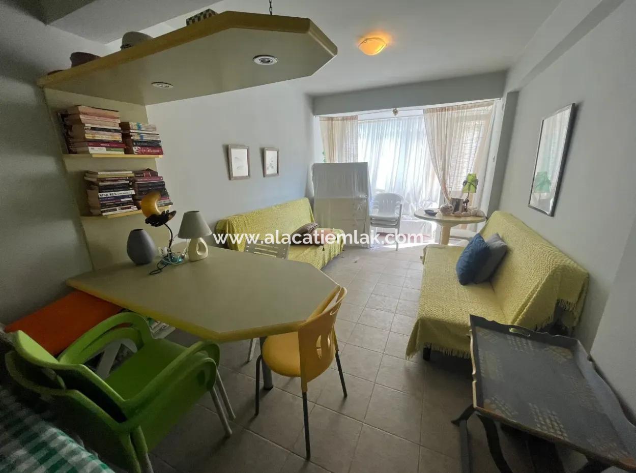 Çeşme Boyalık'ta Denize Sıfır Sezonluk Kiralık Zemin Kat Daire