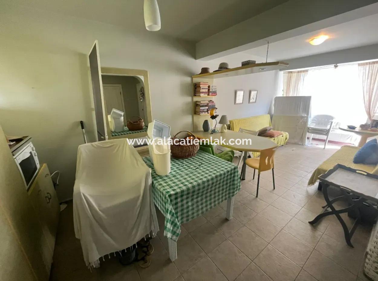 Çeşme Boyalık'ta Denize Sıfır Sezonluk Kiralık Zemin Kat Daire