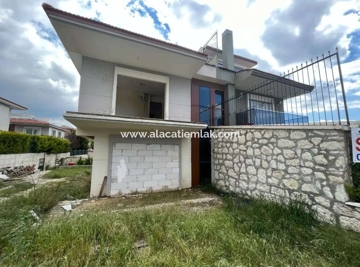 Çeşme Şifne'de Denize 200 M. Mesafede 3+1 Satılık Natamam Villa