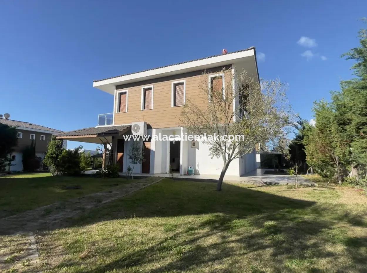 Çeşme Yalı Mah.de Bahçeli Site İçerisinde Satılık 3+1 Villa