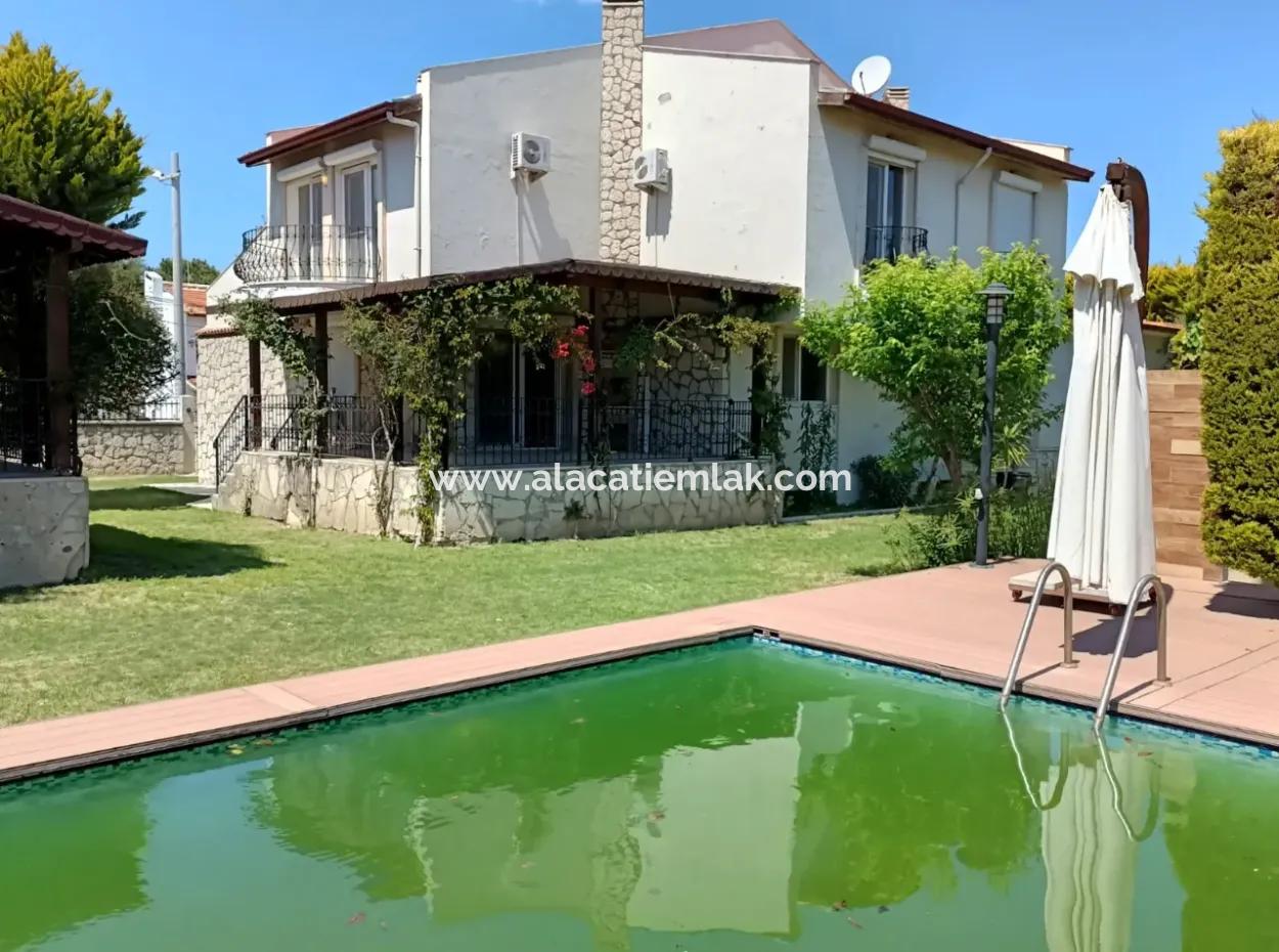 Çeşme Alaçatı Çamlık Yola Yakın Ortak Havuzlu Satılık 5+1 Villa