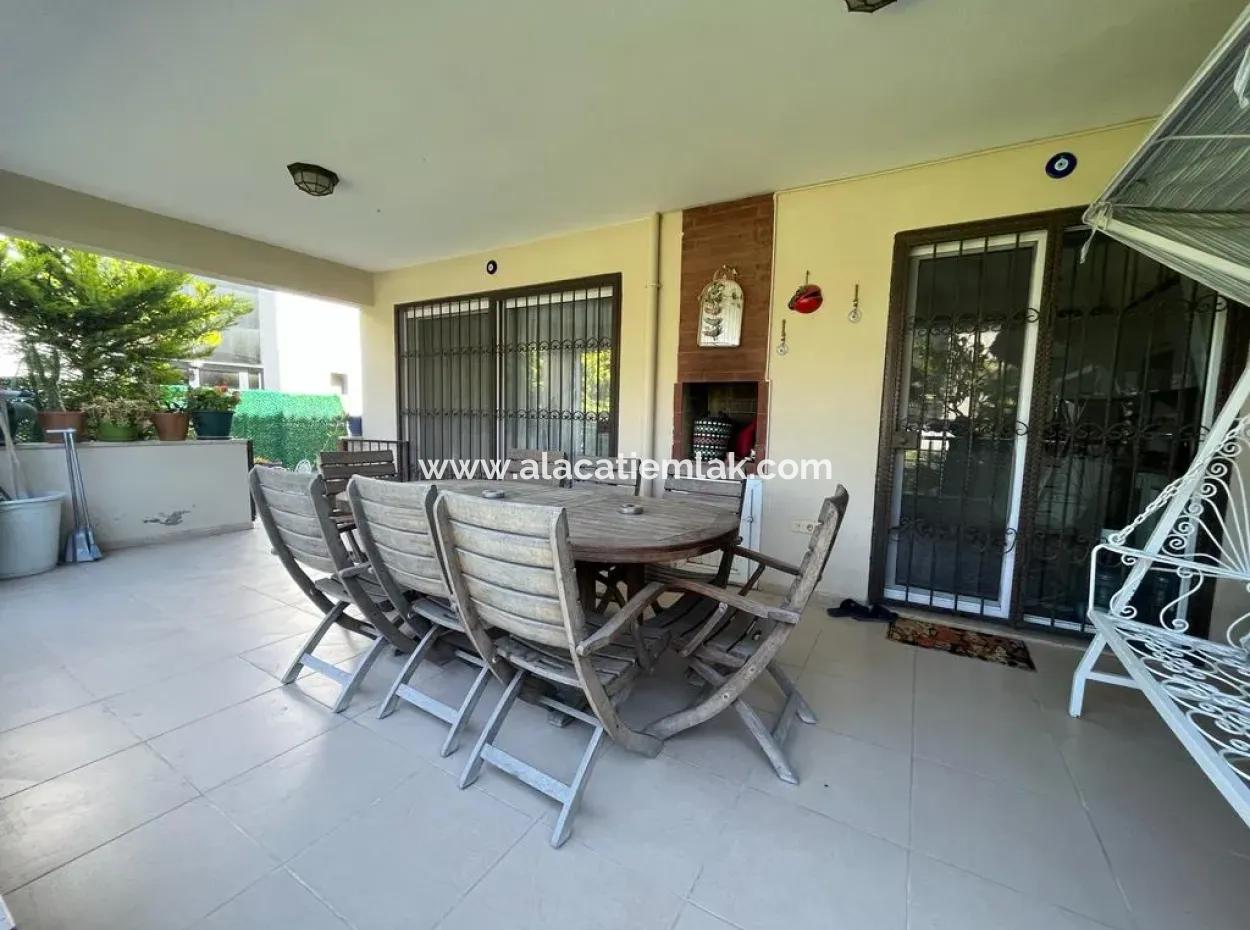 Çeşme Marinaya Yakın Geniş Bahçe Katı Sezonluk Kiralık 2+1 Daire
